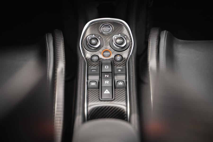 Детали интерьера McLaren 600LT Spider 2019 года  (NA) (фото 2 из 41)